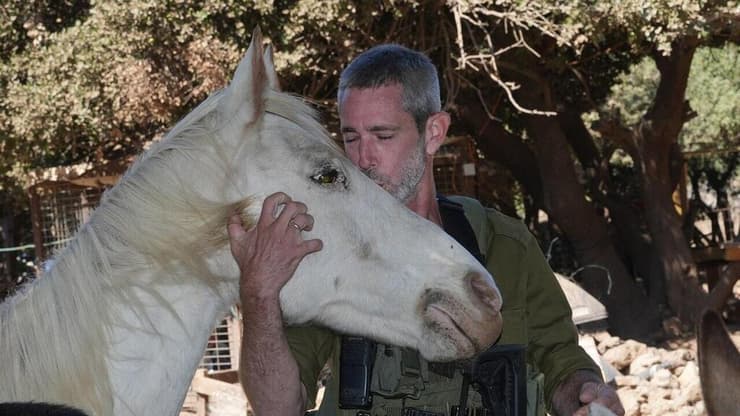 בין אזעקה לתקווה. אלון בורנשטיין (צילום: אפי שריר) אלון בורנשטיין