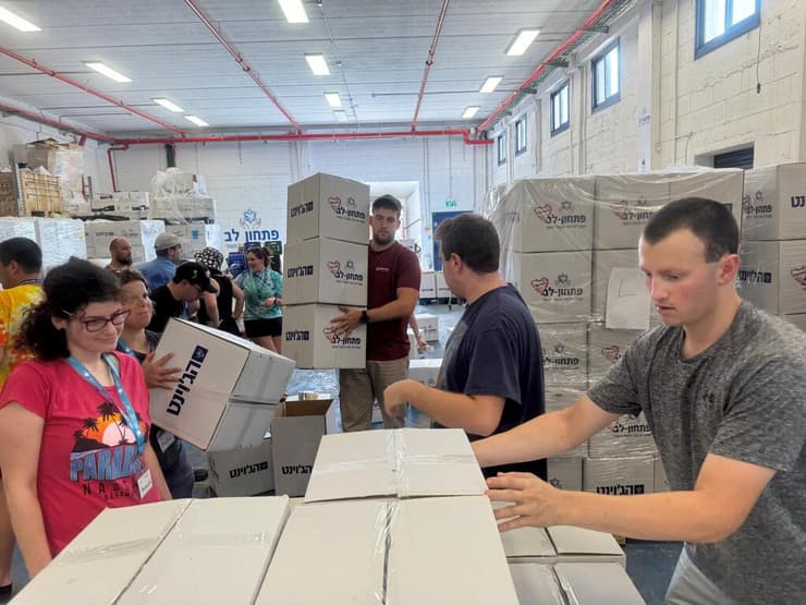 חברי המשלחת מתנדבים בארגון "פתחון לב"