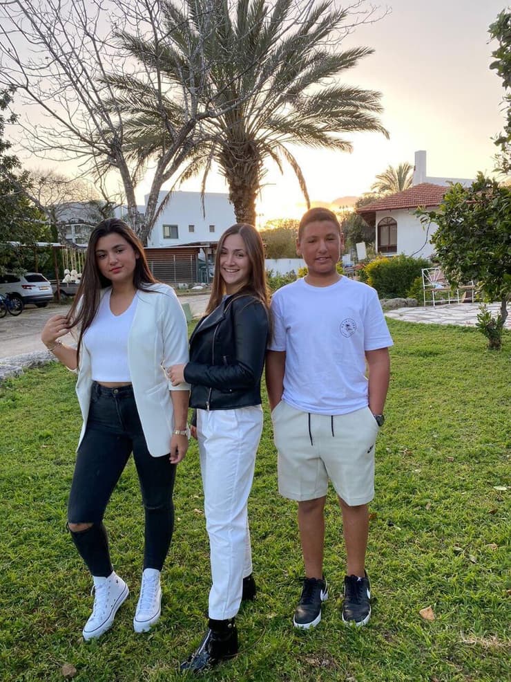 טל קרן ז"ל עם אחיותיו יובל ושי