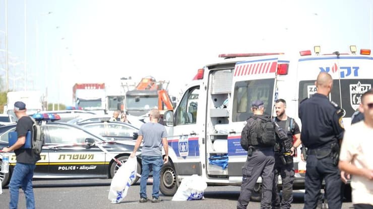 זירת הפיגוע בכביש 4 בין מחלף יבנה לאשדוד