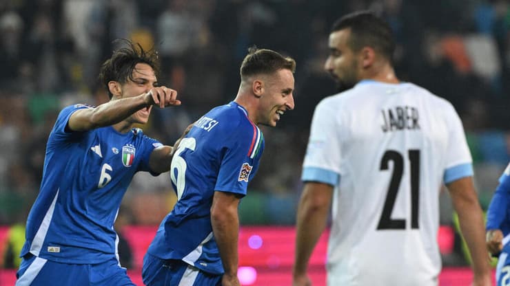 "סופר איטליה". דוידה פראטזי חוגג (Tiziana FABI / AFP) שחקן נבחרת איטליה דוידה פראטזי חוגג