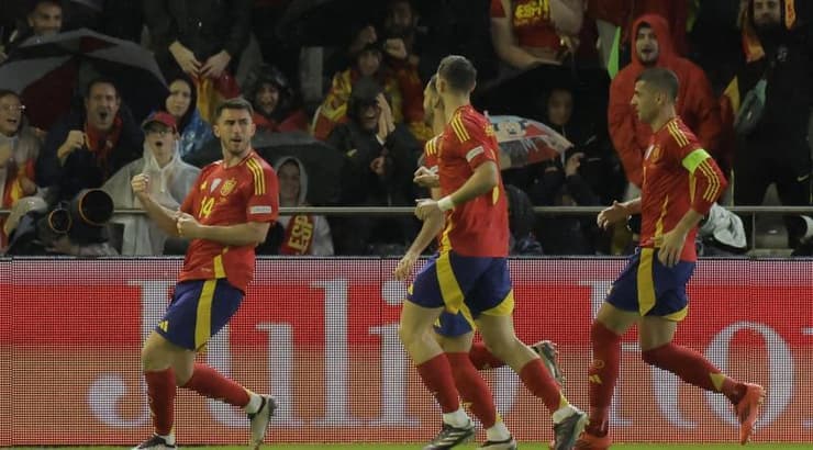 לאפורט חוגג עם חבריו (רויטרס) לאפורט חוגג עם חבריו