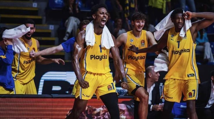 שחקני מכבי תל אביב חוגגים