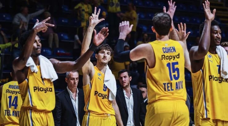 שחקני מכבי תל אביב חוגגים