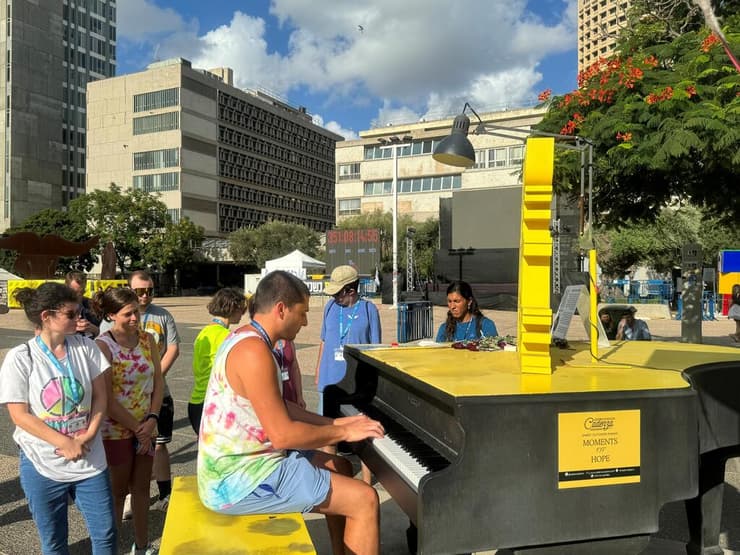 בכיכר החטופים