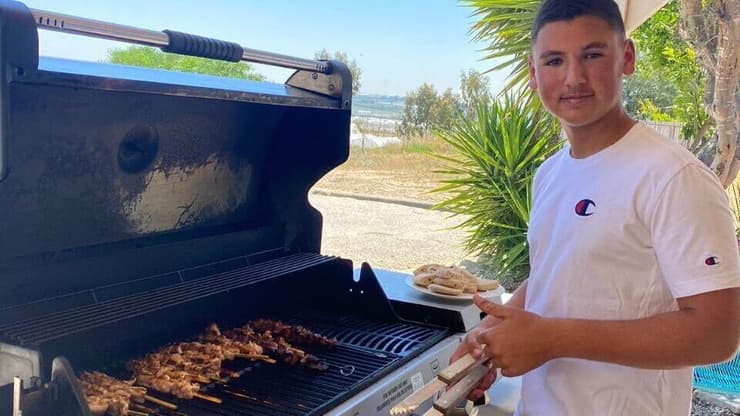 טל קרן ז"ל על המנגל