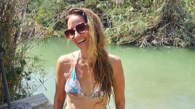 שלי ברגע של נחת בבריכה הסודית (צילום: אסף קמר) הבריכה הסודית בעוטף עזה