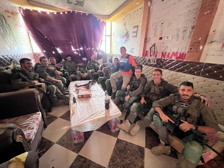 דובי איכנולד עם אחת ממחלקות גדוד הנח"ל 931