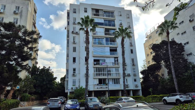 הבניין ברחוב בורלא בתל אביב (צילום: רן רימון) הדירה בבניין ברח' בורלא תל אביב אליה נשלח המגויס הישראלי לאתר אדם על ידי סוכן חוץ