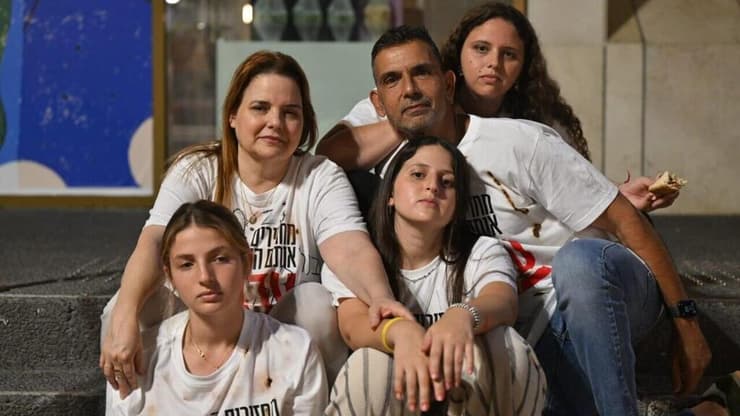 משפחתו של אוהד בן עמי: "סליחה שלא הצלחנו להביא אותך" (צילום: בן כהן) משפחתו של אוהד בן עמי קיימה את ארוחת החג בסוכה הרוסה בכיכר החטופים