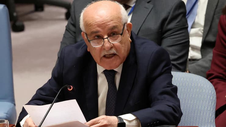 השגריר הפלסטיני ריאד מנסור: "אין חוק שישראל לא הפרה" (צילום: REUTERS/Brendan McDermid) ריאד מנסור