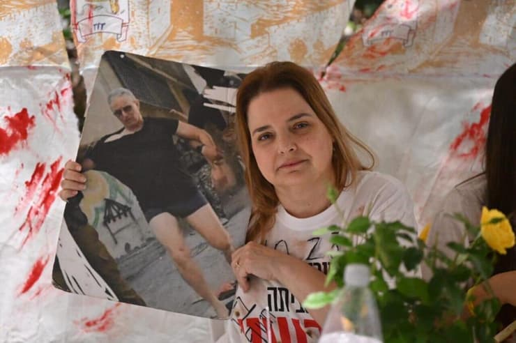 "מחכה שתחזור, הלוואי שזה יהיה מחר". רז בן עמי (צילום: בן כהן) משפחתו של אוהד בן עמי קיימה את ארוחת החג בסוכה הרוסה בכיכר החטופים