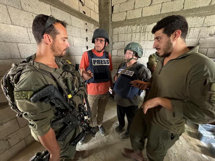 דובי איכנולד ורון בן ישי עם סא"ל משולם ורס"ן הוד רחמים מ"פ מסייעת