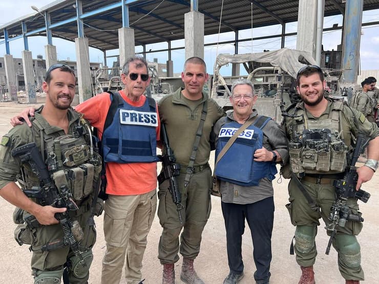 דובי איכנולד ורון בן ישי עם עם המח"ט צוקרמן, המג"ד עוז משולם והסמג"ד טל קליחובסקי