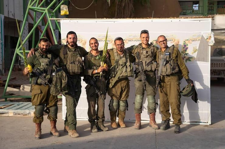  לוחמי לוחמים גדוד 749 חטיבה 5 לא מוותרים על בניית סוכה בלב שכונת זייתון