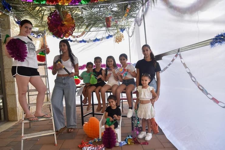 ילדי מפונים מקימים סוכה במעונות הסטודנטים של מכללת עמק יזרעאל