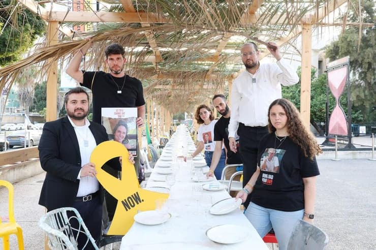 הסוכה בכיכר החטופים