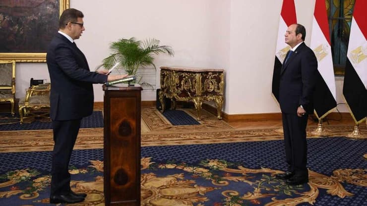 בישראל חוששים שהמהלך יעכב עסקה. מחליפו של כאמל נשבע אמונים בפני א-סיסי השבעתו של חסן מחמוד רשאד, ראש המודיעין המצרי החדש