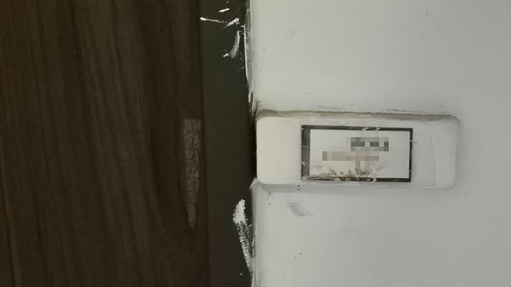 דלת הדירה שאותה מצא הנאשם (צילום: רן רימון) הדירה בבניין ברח' בורלא תל אביב אליה נשלח המגויס הישראלי לאתר אדם על ידי סוכן חוץ