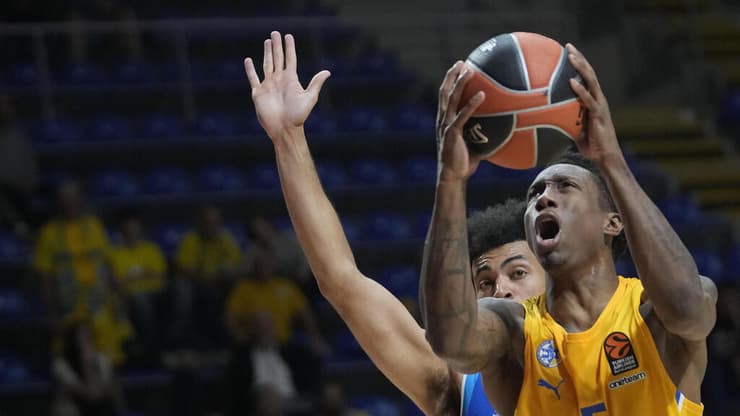 סייבן לי (צילום: AP Photo/Darko Vojinovic) סייבן לי