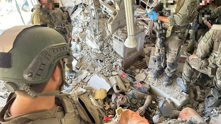 לוחמי ביסל"ח לצד גופתו של סינוואר לוחמי ביסל"ח עם גופת יחיא סינוואר ברצועת עזה