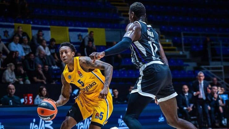 הוא ומכבי ת"א ירדו לקרקע אחרי אנאדולו. סייבן לי (צילום: ג'ורג'יה קוסטיץ') מכבי ת"א פרטיזן בלגרד