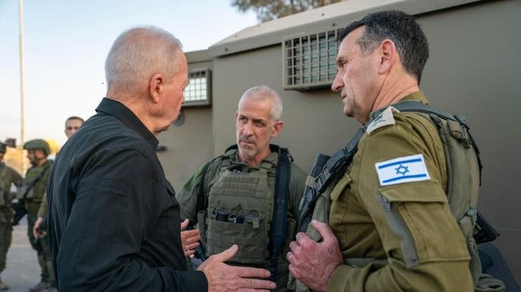שר הביטחון יואב גלנט מקיים התייעצות ביטחונית בגבול רצועת עזה עם הרמטכ"ל הרצי הלוי וראש השב"כ רונן בר (צילום: אריאל חרמוני, משרד הביטחון*) שר הביטחון יואב גלנט מקיים התייעצות ביטחונית בגבול רצועת עזה עם הרמטכ"ל הרצי הלוי וראש השב"כ רונן בר