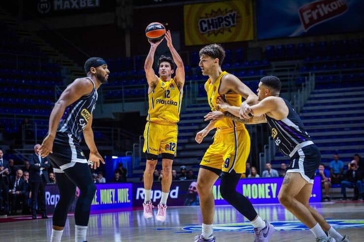 הגארדים לא סיפקו את הסחורה. דיברתולומיאו (צילום: ג'ורג'יה קוסטיץ') מכבי ת"א פרטיזן בלגרד