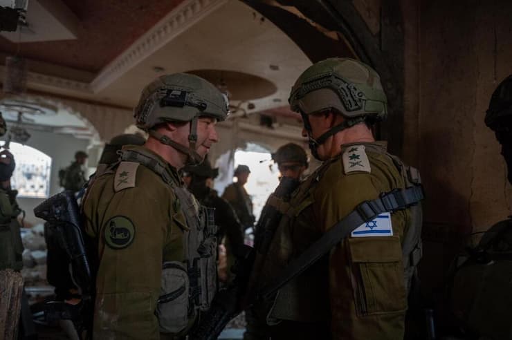 הרמטכ"ל הלוי במבנה שבו חוסל סינוואר (צילום: דובר צה"ל) הרמטכ"ל הרצי הלוי וראש השב"כ רונן בר הגיעו לנקודה בה חוסל סינוואר