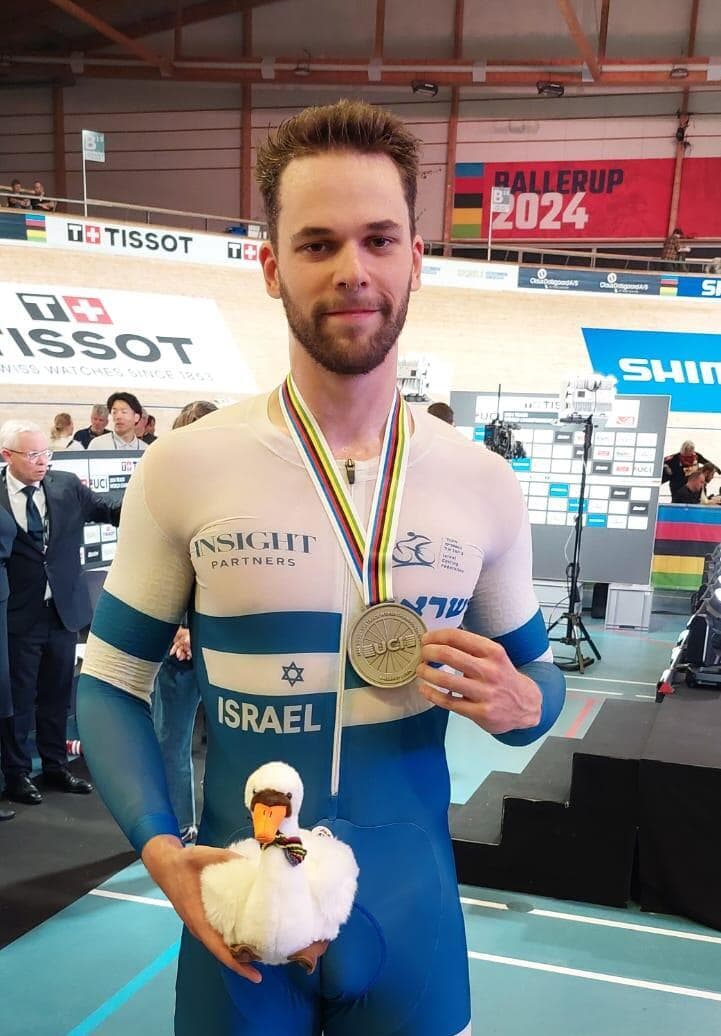 יעקבלב עם המדליה (צילום: איגוד האופניים בישראל) יעקבלב עם המדליה