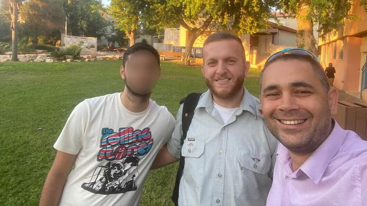ת וג'לאא עם מנהל הפנימיה יחיעם שרלו