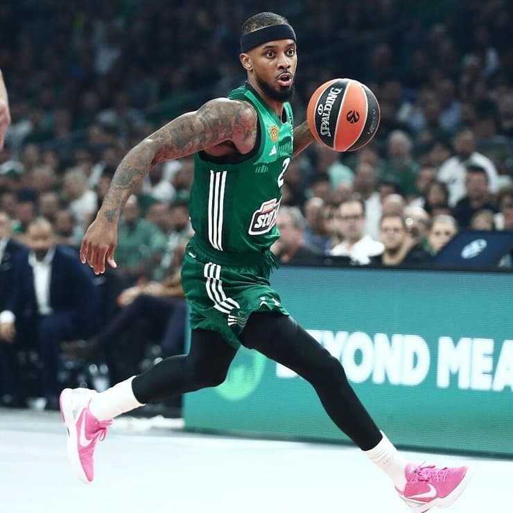 שחקן פנאתינייקוס לורנזו בראון