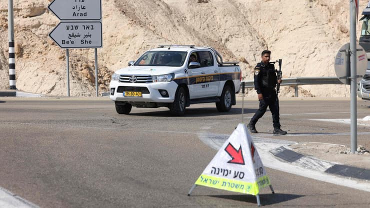 כוחות משטרה חוסמים את הכביש בכניסה לערד