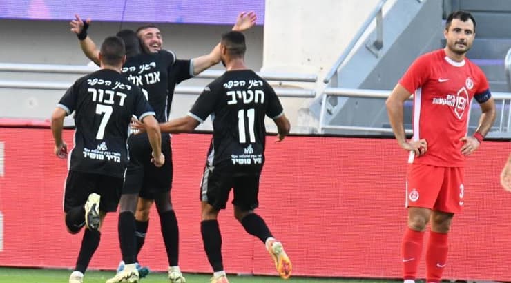 שחקני כפר קאסם חוגגים (ראובן שוורץ) שחקני כפר קאסם חוגגים