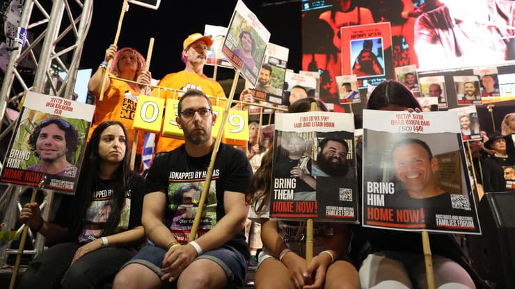 צילום: דנה קופל עצרת למערן שחרורם של 101 חטופים וחטופות משבי חמאס ביום ה-379 כיכר החטופים בתל אביב