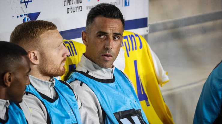 לא בסגל. זהבי (צילום: עוז מועלם) שחקן מכבי ת"א ערן זהבי על הספסל