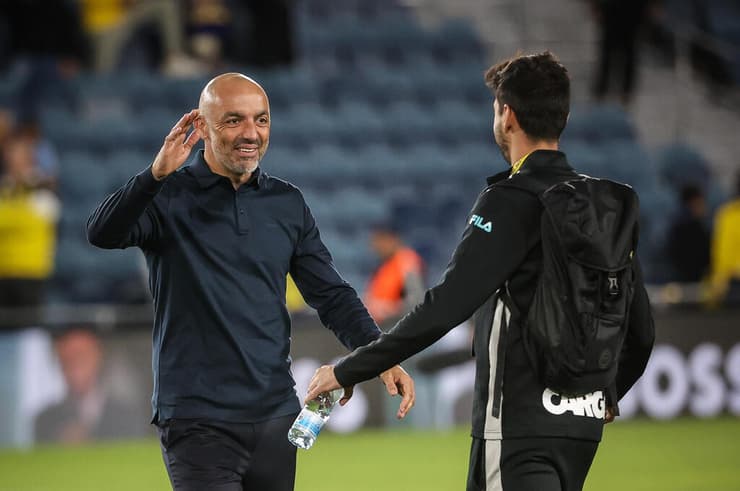 החיוך אומר הכל. לאזטיץ' (צילום: עוז מועלם) מאמן מכבי ת"א ז'רקו לאזטיץ'