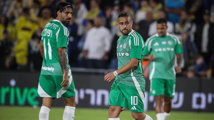 שחקן מכבי חיפה דיא סבע עם ליאור רפאלוב