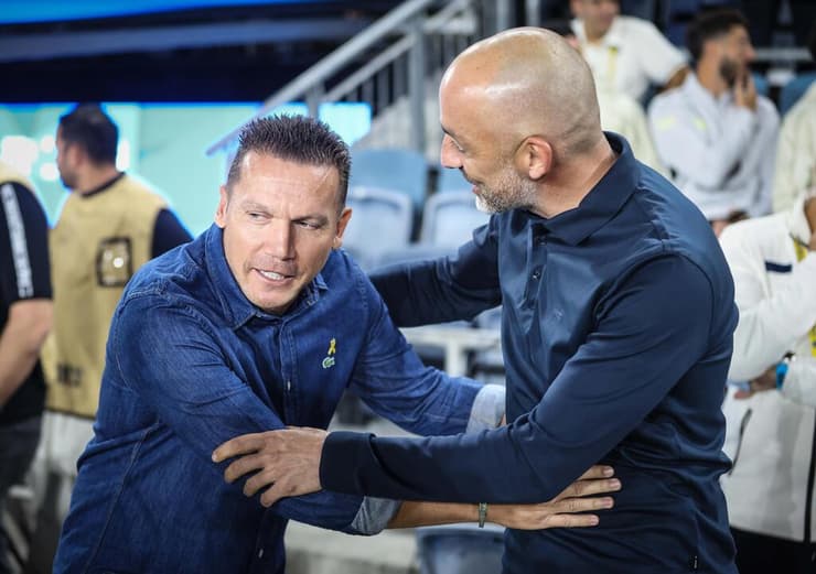 מאמן מכבי ת"א ז'רקו לאזטיץ' עם מאמן מכבי חיפה ברק בכר