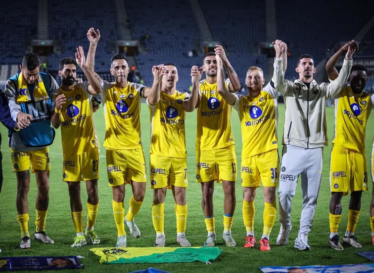 שחקני מכבי ת"א חוגגים בטדי (צילום: עוז מועלם) שחקני מכבי ת"א חוגגים