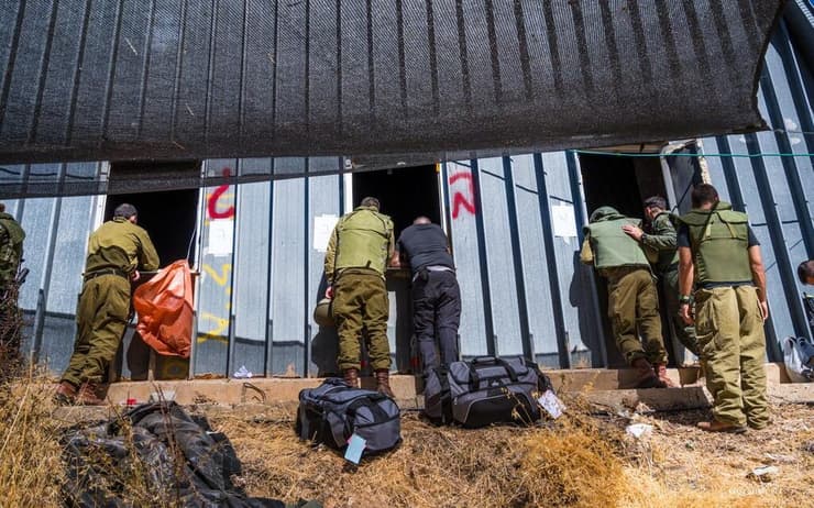 קופות כרטיסים. עמדות חתימה על ציוד בגיוס המחודש