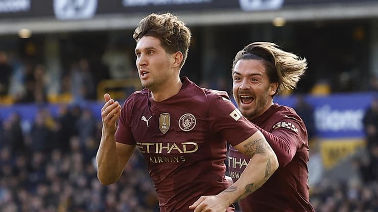 סידר לאלופה נקודות חשובות. ג'ון סטונס חוגג (Jason Cairnduff/Reuters) שחקן מנצ'סטר סיטי ג'ון סטונס עם ג'ק גריליש