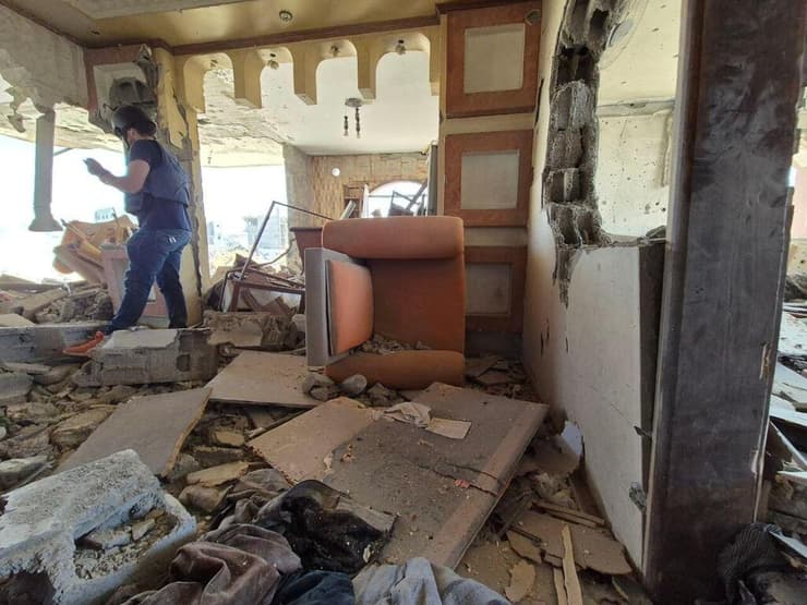 יואב קרן בבית בו חוסל יחיא סינוואר ברצועת עזה