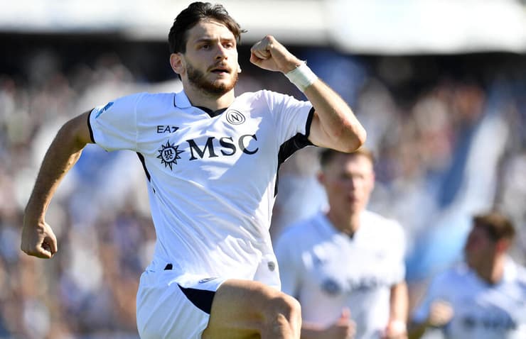 נאפולי שמרה על המקום הראשון בסרייה א'. חביצ'ה קברצחליה (REUTERS/Jennifer Lorenzini) שחקן נאפולי חביצ'ה קברצחליה