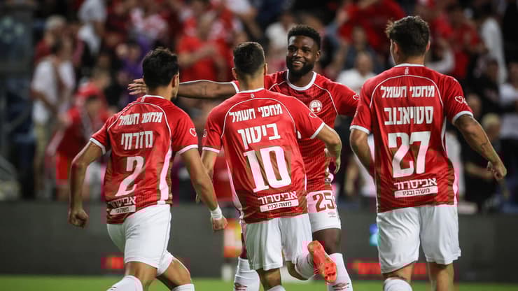 התקפה שמחה. שחקני הפועל באר-שבע חוגגים (צילום: עוז מועלם) שחקני הפועל באר-שבע חוגגים