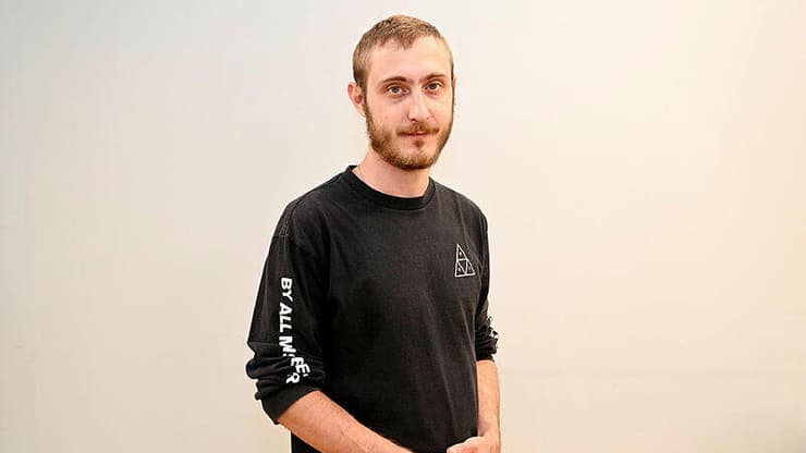 רועי גרינברג, שרד את הטבח בנירים עם אשתו. השתתף בקורס "מסיפור לסטוריטלינג" (קובי קואנקס) רועי גרינגרג, שרד את הטבח בנירים עם אשתו. השתתף בקורס "מסיפור לסטוריטלינג"