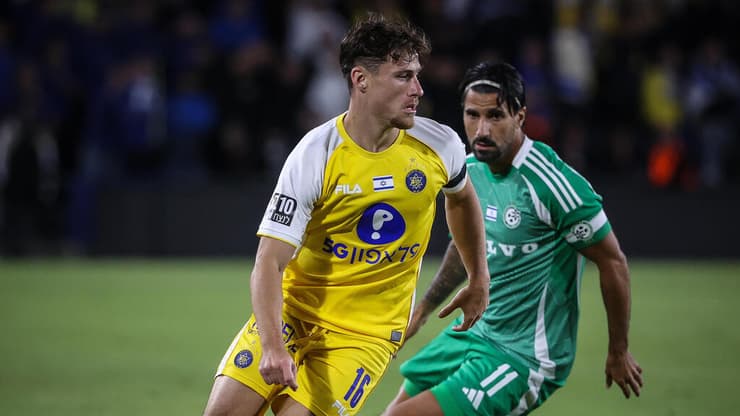 לא רק השער. קניקובסקי מול רפאלוב, אמש (צילום: עוז מועלם) מכבי ת"א גבי קיניקובסקי מכבי חיפה