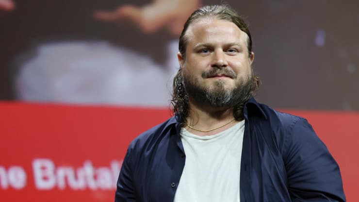 בונה גוף עבודה מרשים. בריידי קורבט