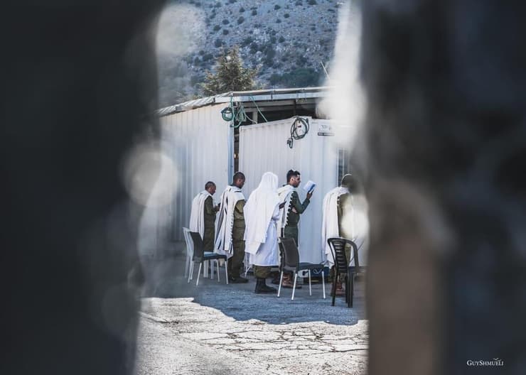 בעת נעילת שער