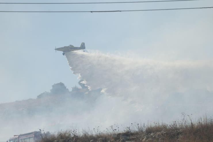 כיבוי שריפה באזור ראש פינה, אתמול (צילום: אפי שריר) כיבוי שריפה בראש פינה